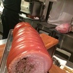 オステリア カステリーナ - カウンターには豪快に肉の塊が！豚肉かな？