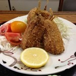 魚秀食堂 - アジフライ2匹分、レモン汁手を汚さず、タップリかけられる。