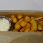 アンド ザ フリット - 中にはディップソースにフリッツとポップコーンシュリンプが入っています。