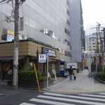 ブレンズコーヒー - 小川町駅、淡路町駅出入り口前に出た後は新宿方面へと進み
