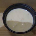 アンド ザ フリット - ディップソースは酸味が効いた一品で、夏に選ぶのに良い一品です。