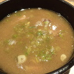 自家製熟成麺 吉岡 - スープ割してもらったところ。これ、ネギとかも入れなおしてもらってませんか！？スープ割してもらってザッツ・アートを感じたのはお初です。