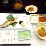 Yasashisano Yado Chikutei - ・夕食
                        海老飛龍頭
                        花蓮根と胡瓜の煮挙げ
                        鮎の塩焼き、桃の紫蘇巻き
                        香物
                        留椀