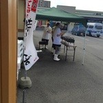 Kaitenzushi Toriton - 店舗前で鰻がこんがり良い香りです♪