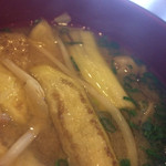 ヴィヴィ食堂 - ナス入りの味噌汁。