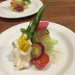 TSUMUGI Kitchen - 前から来たかった
                        ツムギさんにやっと来れました〜
                        サラダ 美しい〜（≧∇≦）