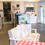 パティスリー アンシャンテ - 白が基調の店内☆♪