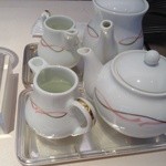 和光ティーサロン - 銀皿に鎮座するコーヒー、紅茶