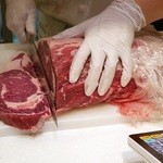 いきなりステーキ - リブロースをカット中