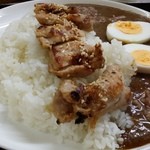 牛すじカレー 小さなカレー家 - （2015年7月再訪）牛すじカレー（450円）にゆで玉子（50円）、そして味噌チキン（200円）をつけた♪