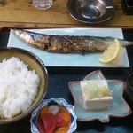 一番街の一番鶏 - 秋刀魚定食：お新香、奴、お味噌汁、ご飯付
