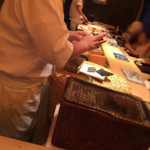 さえ喜 - 2015.7 鰯 海苔を炙って海苔巻き作成中