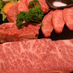 Sumibi Yakiniku Jumon - お肉の盛り合わせ4,200円。日替わりで4種類の上質な赤身が。