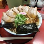 寅真らーめん - 醤油半チャーシュー麺