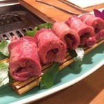 【2015年06月】和牛たん＠2,200円、厚切りで、超魅力的な盛付で提供です(^^♪