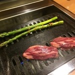 焼肉 グルマンズいとう - 【2015年06月】和牛さがり、アスパラも一緒に焼いちゃうよ。