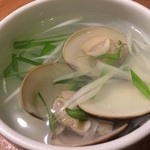 焼肉 グルマンズいとう - 【2015年06月】あっさりとした貝のスープ（はまぐり）を取り分けてみた。