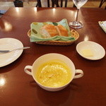 ひらまつ亭 - 最初にスープとパンが。