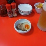 のとやん 餃子酒場 - 生ビールをお願いしたら、お通しがつきました。これだけで一杯いけちゃいます。
