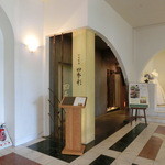 四季彩 - 「四季彩」さんの入口。右手に海の見えるチャペルがあります。ウェディングドレスが飾ってある！