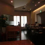 四季彩 - 左手は半個室。テーブル席。