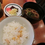 四季彩 - 「紀州うめ鶏陶板焼き弁当」のご飯と香の物と赤出汁