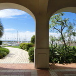 向うにヨットハーバーが見えます。