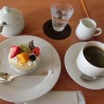 四季彩 - 同じホテルの「カテリーナ」さんでケーキセット。ケーキは幾つかの中からティラミス450円をチョイス★