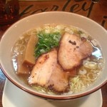 麺屋 Somie's - 淡口スペシャル。塩かと思うほど繊細なお味ですが、醤油の香りが元のスープの香りを邪魔することがなく、なおかつ醤油のうまみ、スープのうまみが引き立てあっている逸品。加えて全粒粉細麺の香りも引き立ちます。