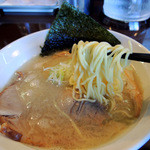 らーめん la.la.la. - 2015年7月20日(月・祝)　おさかなパイタン(小盛･0.5玉)700円　麺リフト