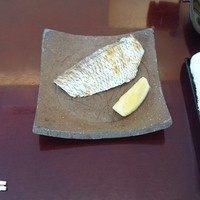 日本料理 三嵋 - お食い初めの鯛切り分け