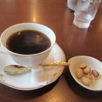 喫茶室モンテビアンカ - 最後のコーヒーはご主人が苦いのが好きか苦くないのが好きな聞かれたんで苦くないコーヒーをお願いしました、どうやらコーヒーはご主人、料理は奥様の担当らしいですね。

