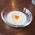 喫茶室モンテビアンカ - カレーにはヨーグルトも最初からセットになってます、ヨーグルトの中にはハート型のセリーも入ってました。
