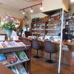 喫茶室モンテビアンカ - お店にはギターが沢山並びカウンターでは常連のお客様らしき方がエレキギターの練習をしてました。
