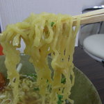 麺は細麺ちぢれの手もみ風