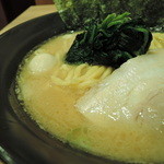 昴 - 家系独特の豚骨醤油＋鶏油スープ。快活で滑らかな味でした。