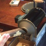 コーヒー ワークス ラボ - 生豆を入れているところです。