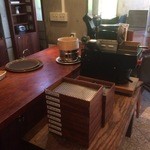 コーヒー ワークス ラボ - 珈琲を入れる調理場のカウンター