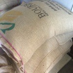 コーヒー ワークス ラボ - 生豆の入った袋がたくさん積まれています。