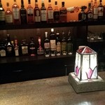 バー ヴォイセス - オレンジのラインが目を惹くバックバー