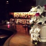 バー ヴォイセス - 湾曲が美しいバーカウンター