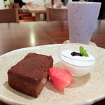 カッフェ トムテ - tomteスタッフ えりちゃんのオリジナルケーキ　ジャガイモのチョコレートケーキ