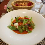 シェ オリビエ - ガスパチョのジュレ仕立て、モッツァレッラ、ミニトマト、天使の海老、アボカド