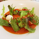シェ オリビエ - ガスパチョのジュレ仕立て、モッツァレッラ、ミニトマト、天使の海老、アボカド