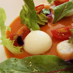 シェ オリビエ - ガスパチョのジュレ仕立て、モッツァレッラ、ミニトマト、天使の海老、アボカド