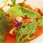 シェ オリビエ - ガスパチョのジュレ仕立て、モッツァレッラ、ミニトマト、天使の海老、アボカド