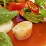 シェ オリビエ - ガスパチョのジュレ仕立て、モッツァレッラ、ミニトマト、天使の海老、アボカド
