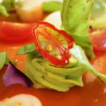 シェ オリビエ - ガスパチョのジュレ仕立て、モッツァレッラ、ミニトマト、天使の海老、アボカド