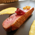 仏産仔鴨胸肉のロティ、チェリーのソース、クリーミーポレンタ