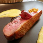 シェ オリビエ - 仏産仔鴨胸肉のロティ、チェリーのソース、クリーミーポレンタ